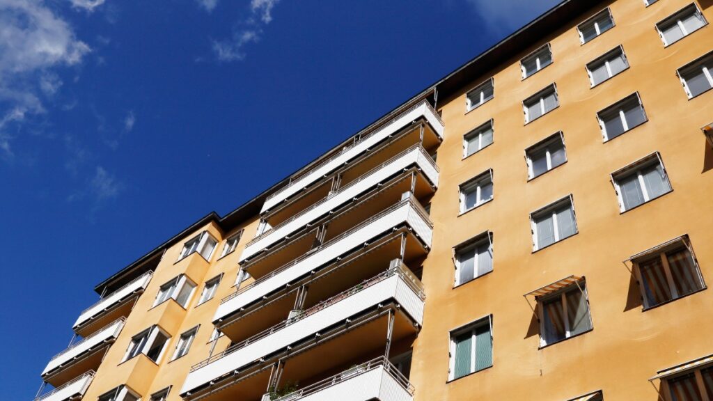 Fachada de un edificio residencial que representa una comunidad de vecinos idónea para instalar una red de suministro de gas propano o GLP canalizado.