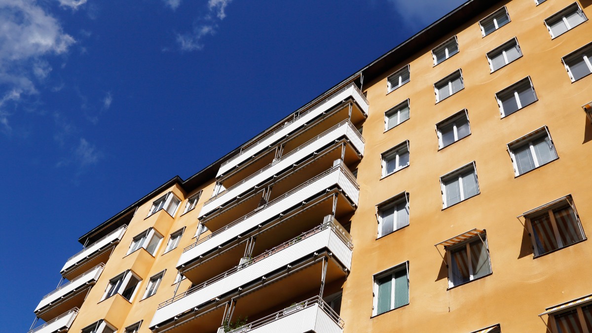 Fachada de un edificio residencial que representa una comunidad de vecinos idónea para instalar una red de suministro de gas propano o GLP canalizado.